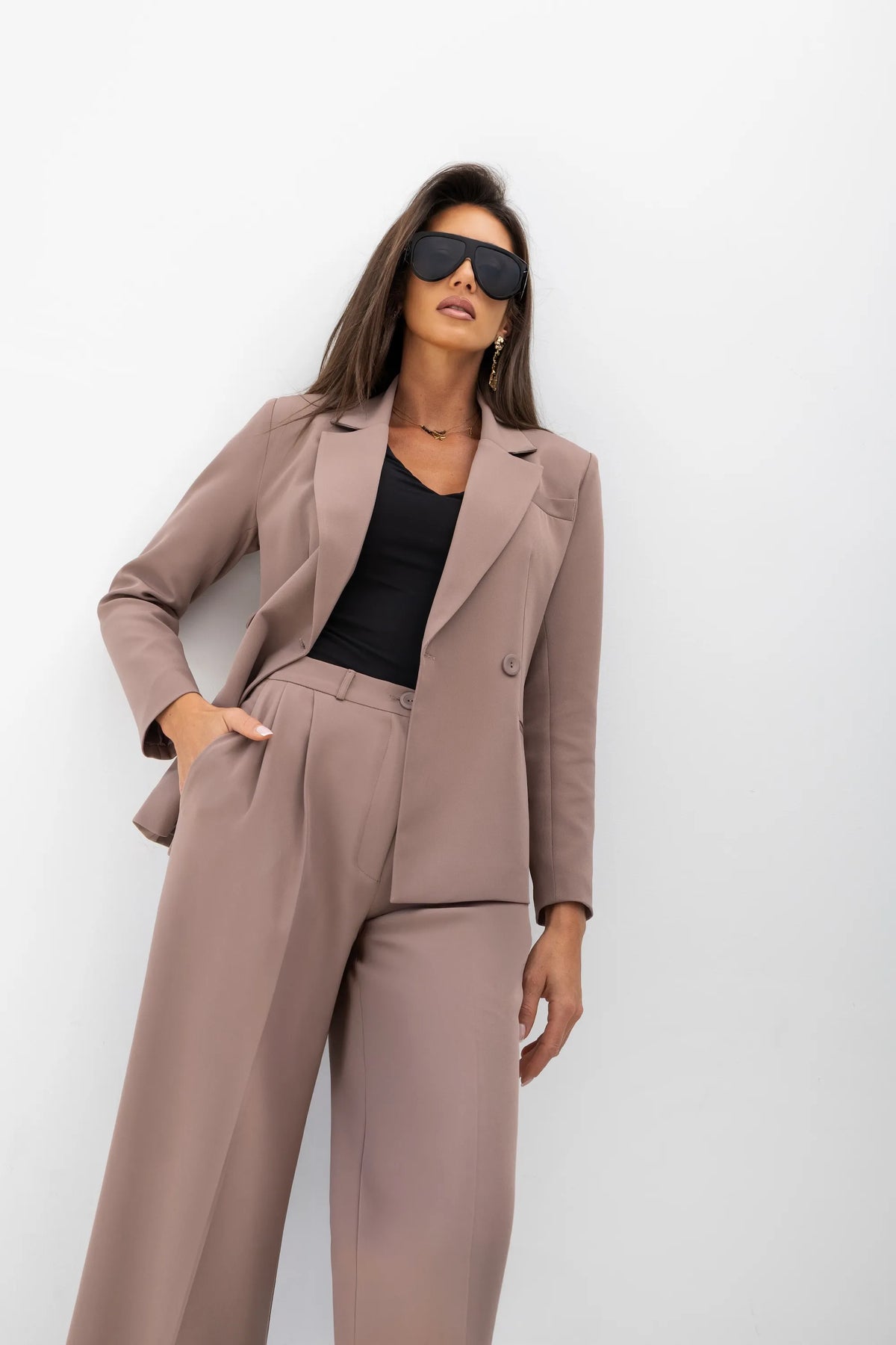 Modelka w beżowym garniturze damskim LUISE